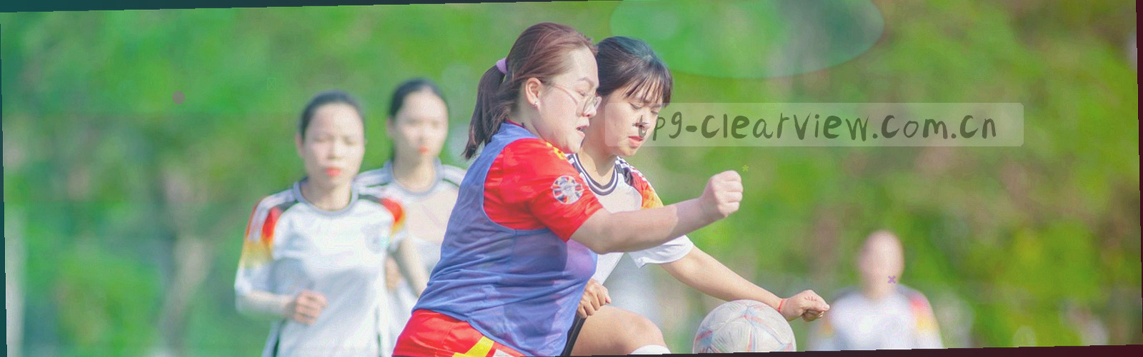 低透明度点阵与细线交织的抽象底纹，边缘带少量几何纹样